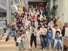 Niños y voluntarios celebrando juntos el éxito de la jornada especial de la Fundación.